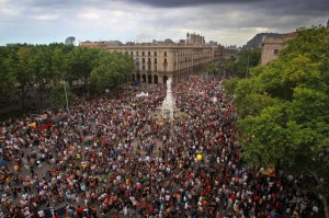 260 mil personas inundan las calles de Barcelona: ‘El dinero del banquero, para el obrero’