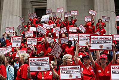 Miles de enfermeros exigen impuesto al sector financiero en Wall Street
