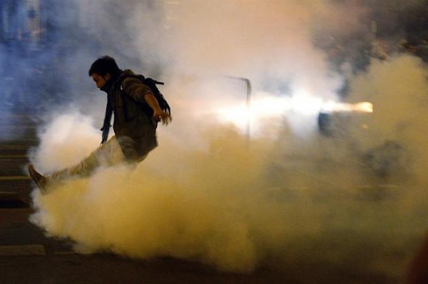 Carabineros lanza gases lacrimógenos dentro de Universidad Alberto Hurtado