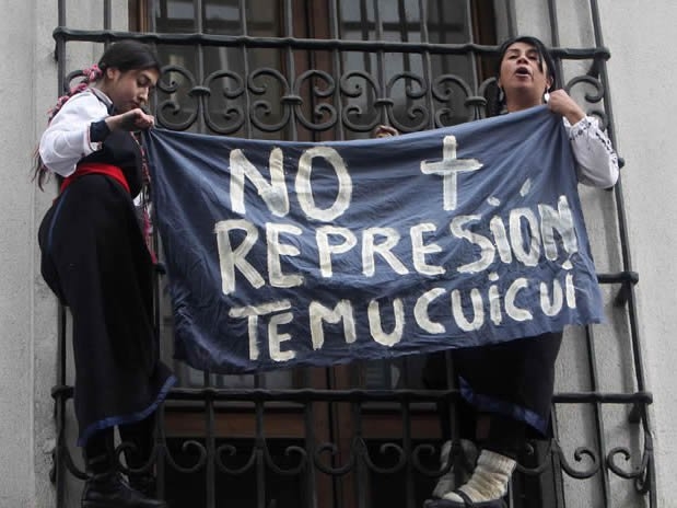 Mujeres mapuche protestan en La Moneda contra represión en comunidades