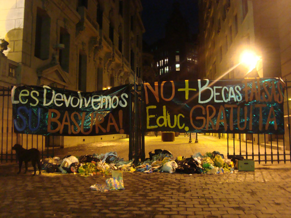 Estudiantes llenaron de basura los alrededores de la bolsa de comercio
