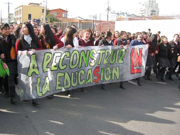 Estudiantes y apoderados exigen participar de las decisiones en Liceo de Niñas de Concepción