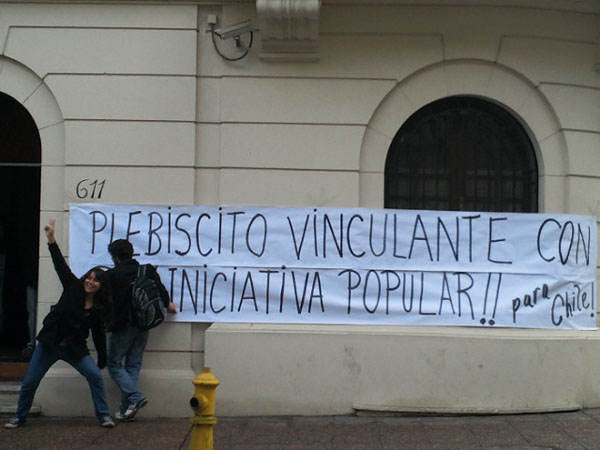 Universitarios y dirigentes sociales ocupan oficinas del Servicio Electoral para exigir un plebiscito