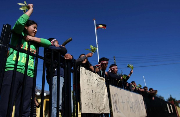 Jóvenes mapuche mantienen toma de Municipalidad de Ercilla