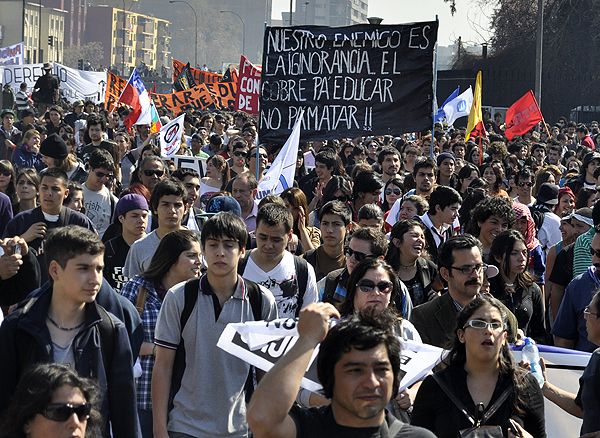 Marcha de estudiantes desemboca en acto cultural en Parque Almagro