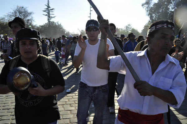 Cacerolazos ponen música de fondo a parada militar