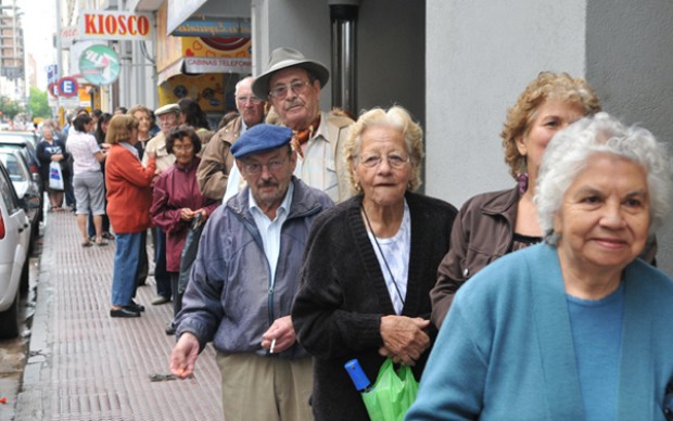 Parlamentarios y ciudadanos exigen retorno del sistema de pensiones INP