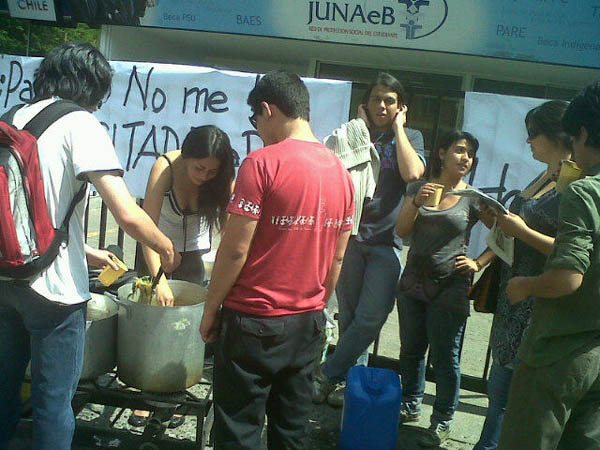 Universitarios realizan olla común frente a la Junaeb por suspensión de becas
