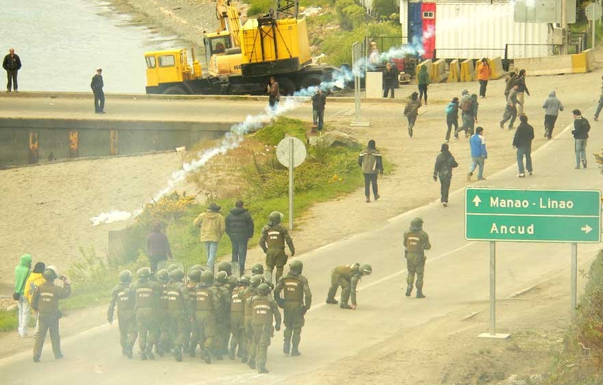 Estudiantes chilotes son desalojados por Carabineros de rampas del Canal de Chacao