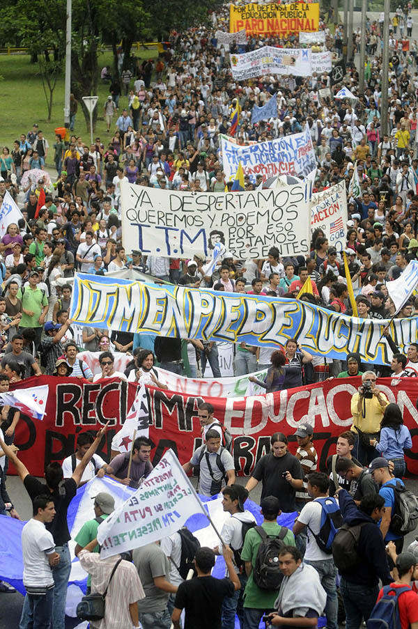 Estudiantes colombianos obtienen primera victoria