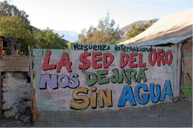 Pobladores bloquean carretera en protesta por derrame de Pascua Lama al Río del Carmen