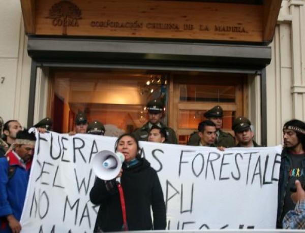 Organizaciones mapuche ‘funan’ reunión anual de los empresarios madereros en Concepción