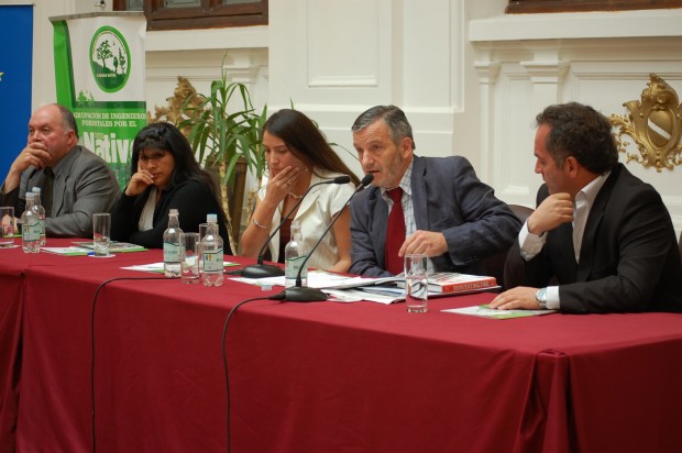 Lanzan libro que propone una política forestal explícita y un modelo más sustentable para el sector