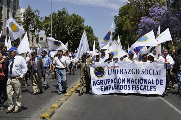 Funcionarios públicos marcharon por un reajuste salarial “digno” y estabilidad laboral