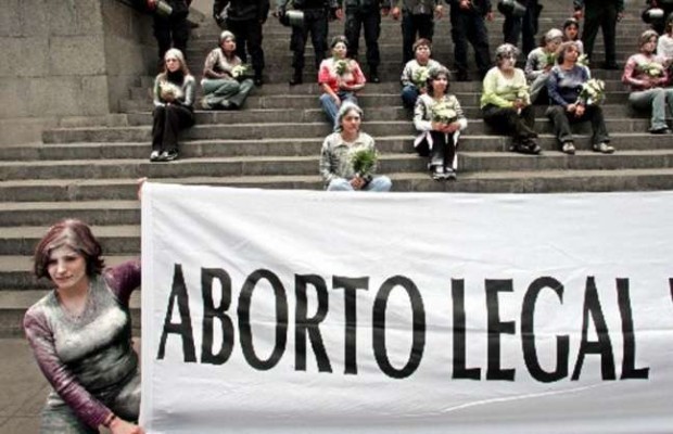 Colegio de Periodistas y feministas rechazan tratamiento del aborto del Diario La Estrella