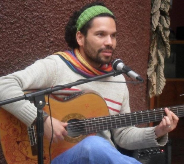 Una guitarra para Juan Carlos, cantautor ambientalista