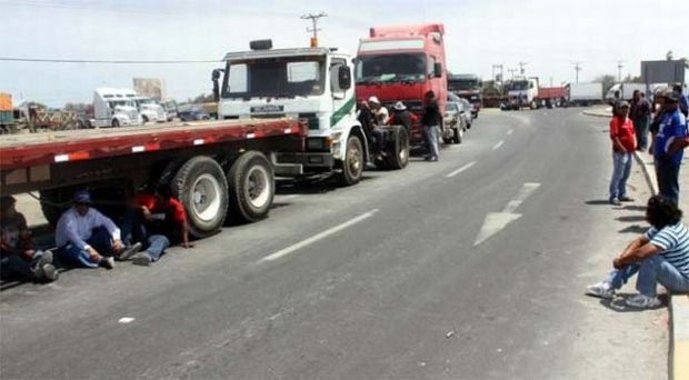 Camioneros paralizan Ruta 5 Sur en protesta por el alza de combustibles