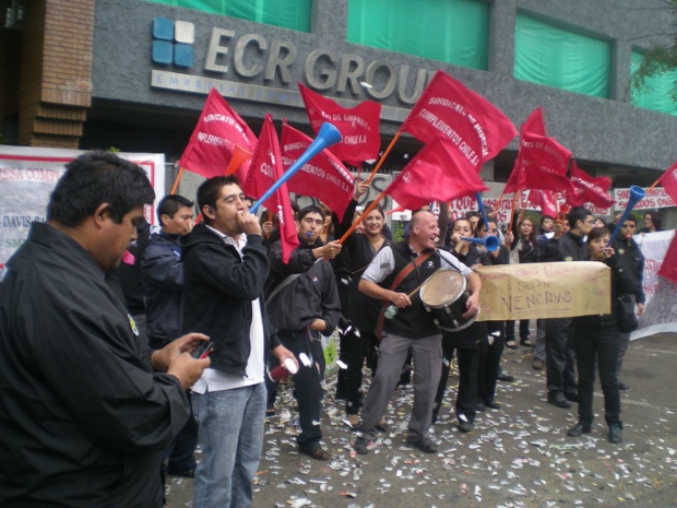 Trabajadores del holding Complementos continúan en paro y acuerdan reunión con presidente del Sernac