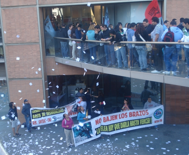 Trabajadores de call center Unísono se toman recintos de la empresa por demandas laborales