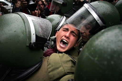 Represión policial y cerco informativo amenazan la libertad de prensa en Chile