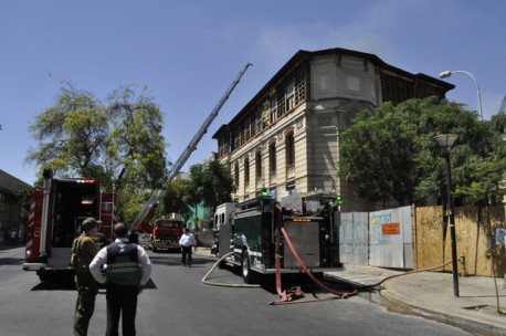 Incendio en el Liceo de Aplicación se habría producido por una colilla de cigarro