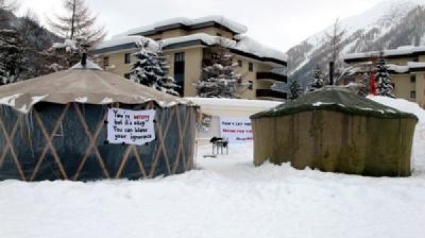 Indignados instalan iglús para protestar contra Foro Económico en Davos