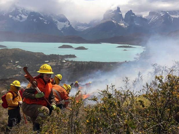 2 norteamericanos serán expulsados del país por hacer fuego en Torres del Paine