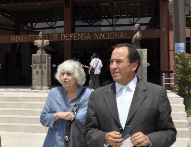 Caso Víctor Jara: Familiares solicitan a Allamand que entregue antecedentes sobre el asesinato