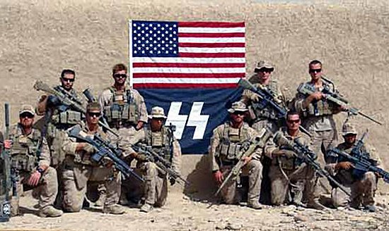 ¿Problem?: Marines estadounidenses posan en Afganistán con bandera nazi