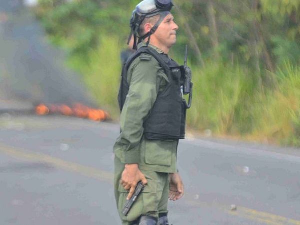 Panamá: Fotografían  a agente policial con arma de fuego durante represión a indígenas
