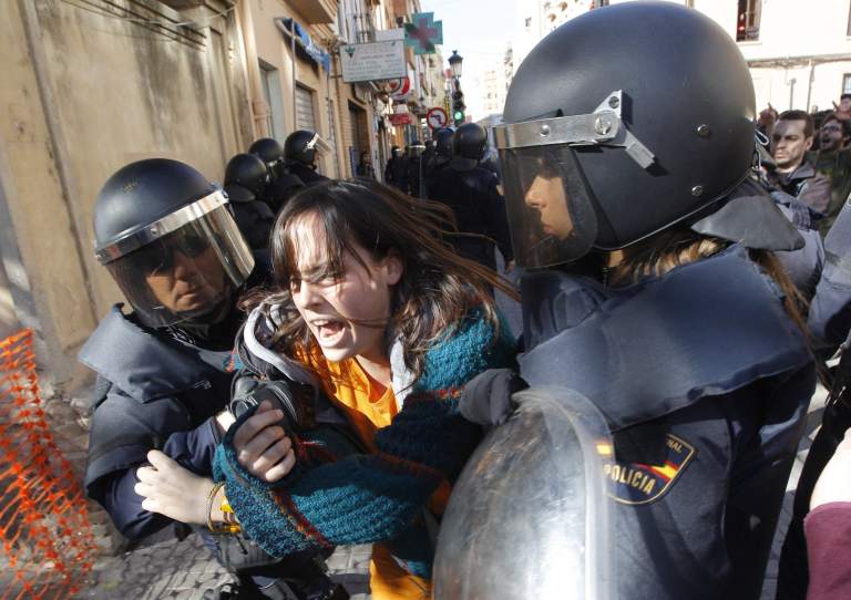 España: Los estudiantes auguran una semana dura de protestas tras los incidentes en Valencia