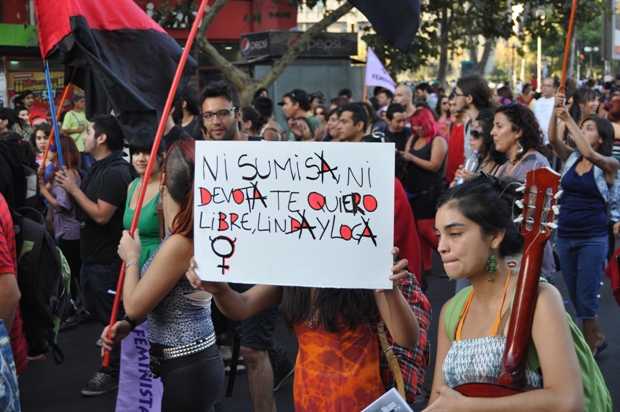 Marcha masiva del Día de la Mujer culminó con manifestantes heridas y detenidas