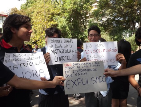 104 alumnos sin matrícula en Providencia protestaron al inicio del año escolar