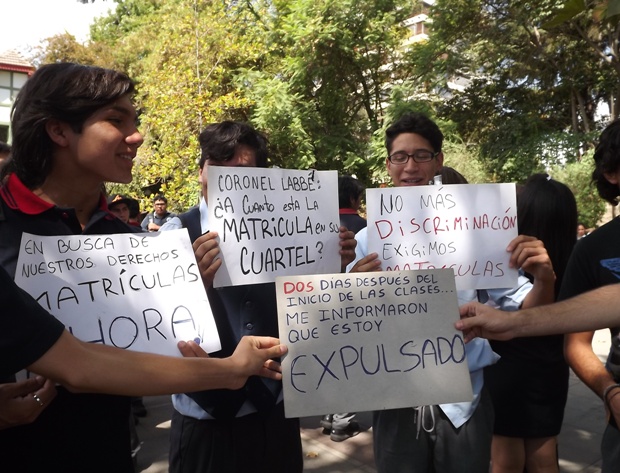 104 alumnos sin matrícula en Providencia protestaron al inicio del año escolar