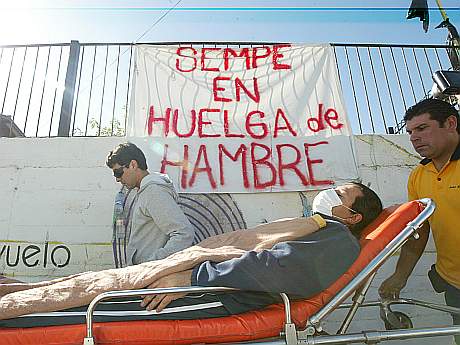 Trabajador portuario cumple 60 días en huelga de hambre y rechaza atención médica