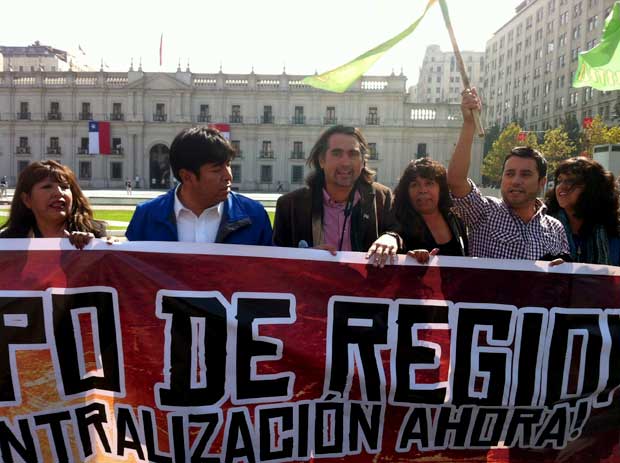 Alcaldes mineros protestan en La Moneda: «El cobre es chileno, el cobre es calameño»