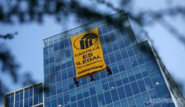 Greenpeace desplegó lienzo contra proyecto Castilla en edificio MPX de Santiago