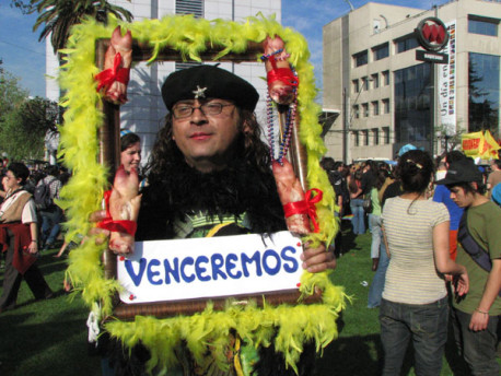 Che de los gay: “Los del Movilh intentan derechizar la causa gay”