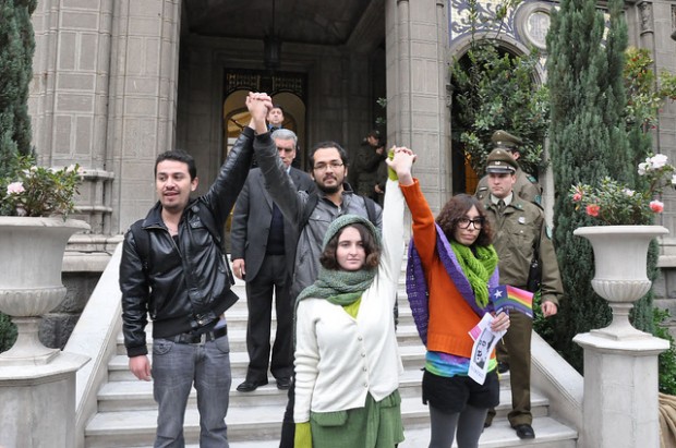 Protestan contra Labbe en frontis de municipalidad de Providencia