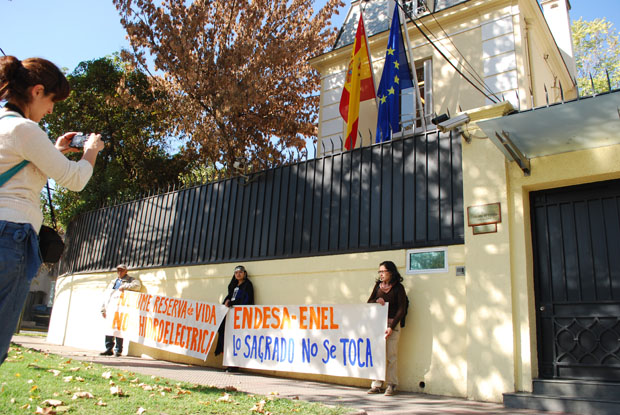 Comunidades mapuche exigen respetar sitios sagrados de Neltume ante embajadas de Italia y España