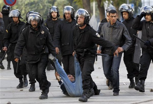 20 años de cárcel a policías por matar a manifestantes en Túnez