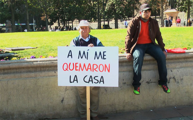 El montaje de los carteles que marcó la previa del plan de militarización de la Araucanía