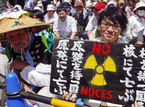 Reabren centrales nucleares en Japón pese a masivas protestas que congregan a 170 mil personas