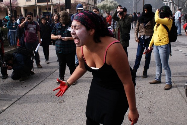 Video: Impactante intervención sobre la violencia en marcha estudiantil en Concepción