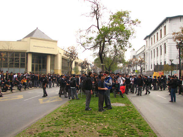 Estudiantes del Liceo de Aplicación protestaron por demora de 4 años en reconstrucción de su liceo