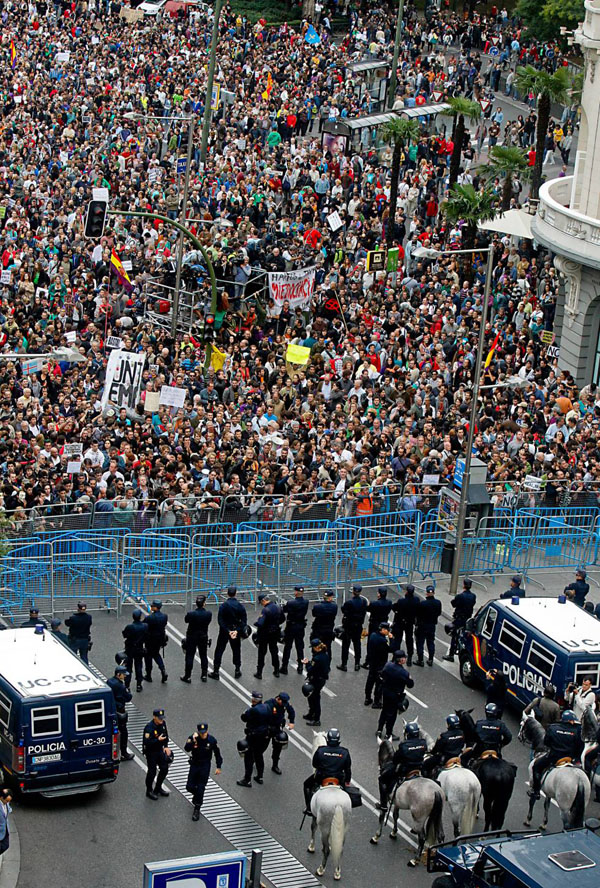 Miles de españoles rodearon el Congreso en protesta contra políticas neoliberales