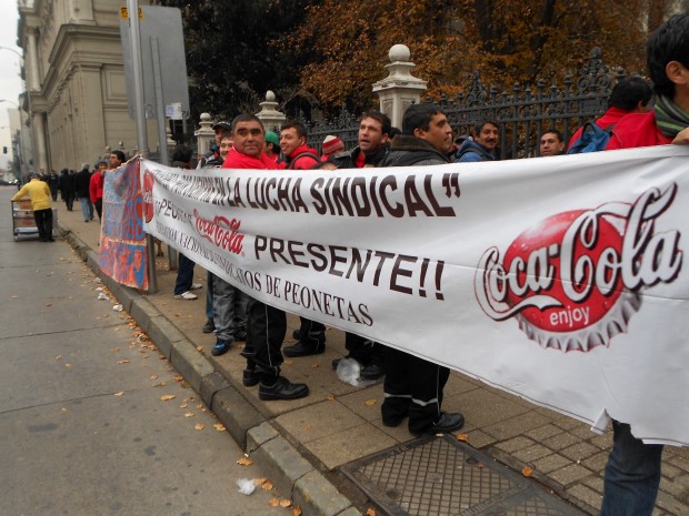 Peonetas de Coca Cola y CCU les rayan la cancha a sus empleadores