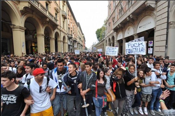 Miles de estudiantes marchan en contra de política de recortes en Italia