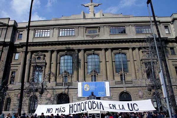 FEUC se distancia de seminario homofóbico permitido en la UC