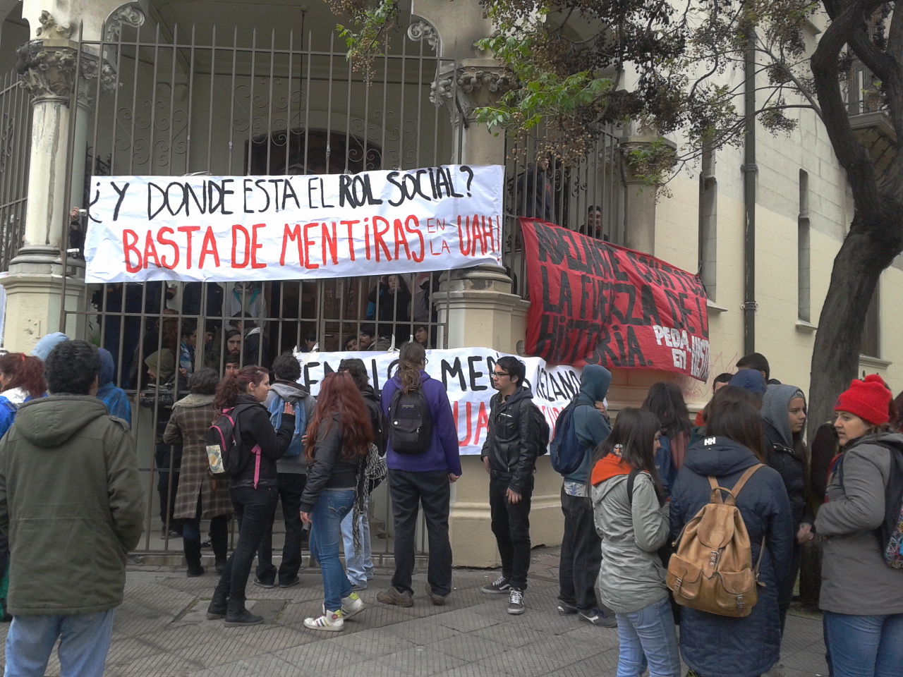 Estudiantes de la U. Alberto Hurtado emplazan a Iglesia por situación de universidades católicas